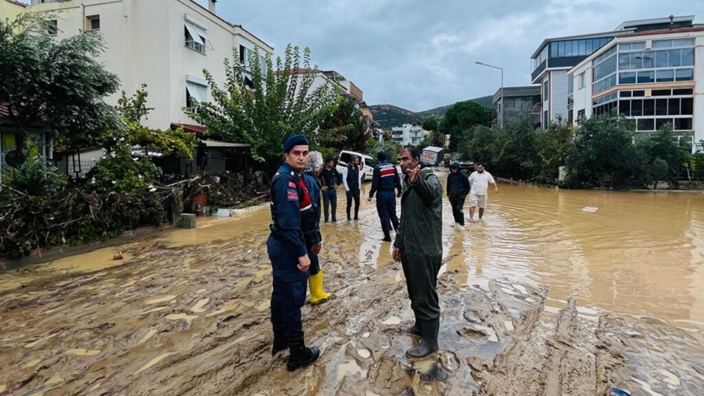 İzmir’de sağanak hayatı felç etti: Foça’da ev ve iş yerlerini su bastı – Birlik Haber Ajansı