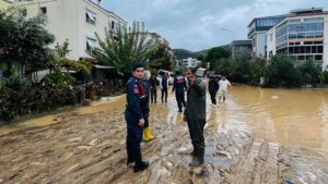 İzmir’de sağanak hayatı felç etti: Foça’da ev ve iş yerlerini su bastı – Birlik Haber Ajansı