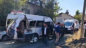 Muş’ta yolcu treni okul servisine çarptı: 17 öğrenci yaralandı – Birlik Haber Ajansı