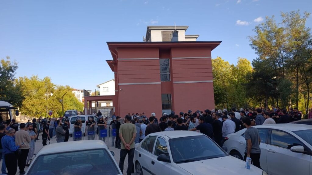 Elazığ’da izinsiz yürüyüşe polis müdahalesi – Birlik Haber Ajansı