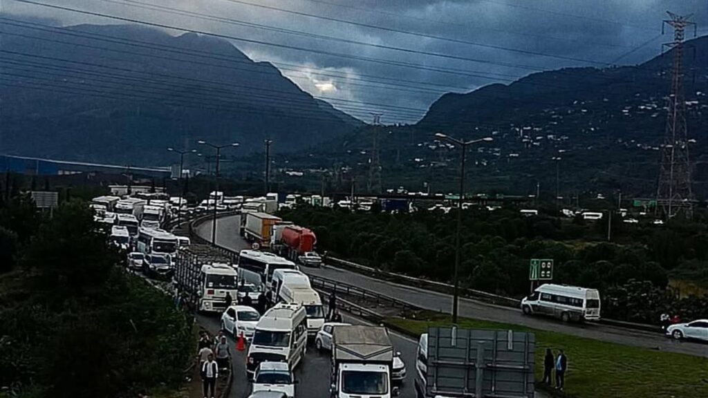 Payas-Adana otoyolu’nda sel alarmı: Trafik tek yönden sağlanıyor – Birlik Haber Ajansı