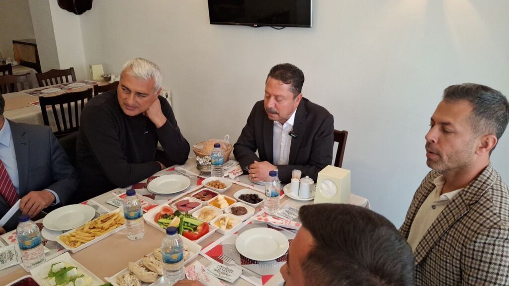 Belediye başkanı Dr. Özer Kasap, muhtarları dinliyor – Birlik Haber Ajansı