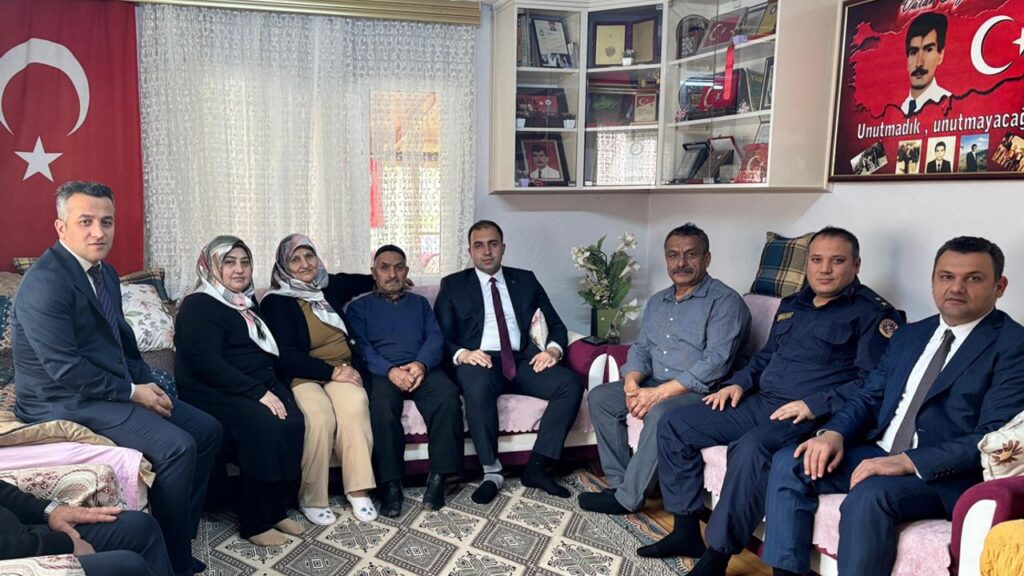 Ulus Kaymakamı Fırat Kadiroğlu’ndan şehit öğretmen Erol Ercan’ın ailesine ziyaret – Birlik Haber Ajansı