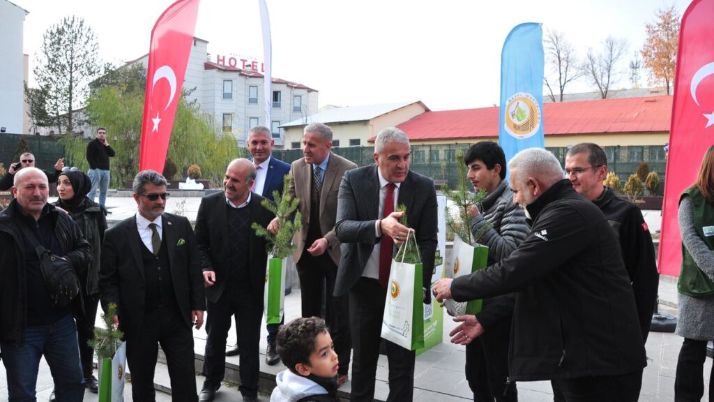 Kars’ta Milli Ağaçlandırma Günü’nde Bin Fidan Vatandaşlara Dağıtıldı – Birlik Haber Ajansı