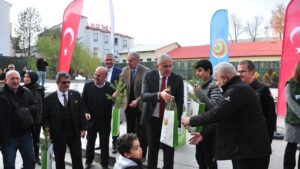 Kars’ta Milli Ağaçlandırma Günü’nde Bin Fidan Vatandaşlara Dağıtıldı – Birlik Haber Ajansı