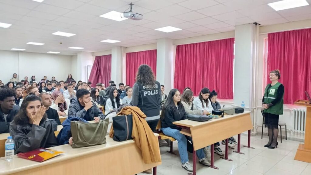 Kars’ta üniversite öğrencilerine kumar ve tütün bağımlılığı eğitimi verildi – Birlik Haber Ajansı
