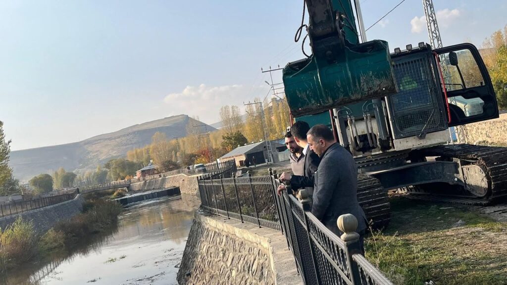 Digor Kaymakamı Ahmed Tayyib Kahraman, çay temizliğini yerinde inceledi – Birlik Haber Ajansı