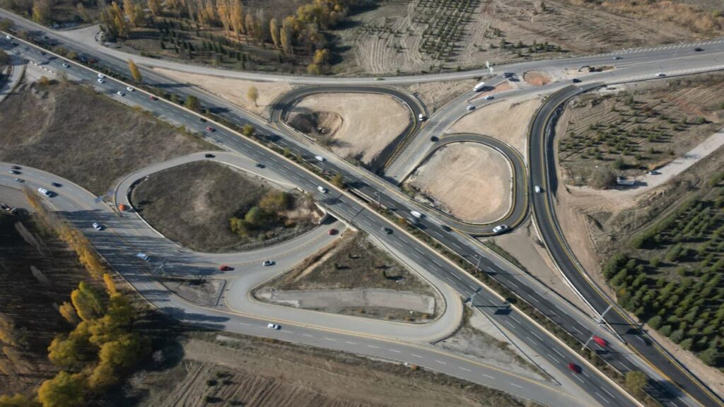 Sabancı-Ankara Bulvarı Kavşağı yonca tipi düzenlemeyle yeniden hizmete açıldı – Birlik Haber Ajansı