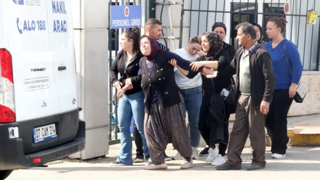 Antalya’da feci kaza: Annenin ve kızlarının feryadı yürek burktu