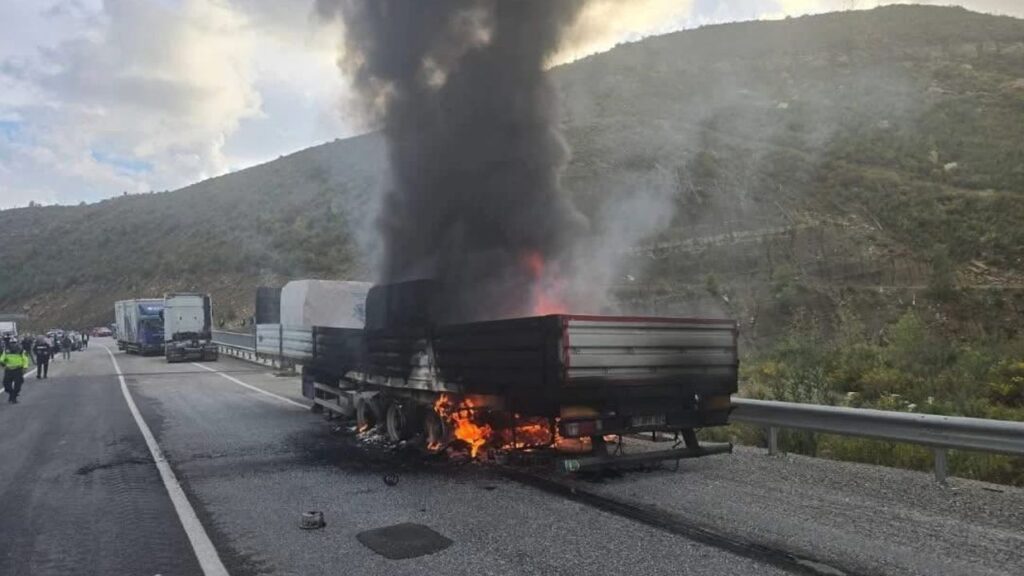 Manavgat’ta mermer yüklü tır alev alev yandı – Birlik Haber Ajansı