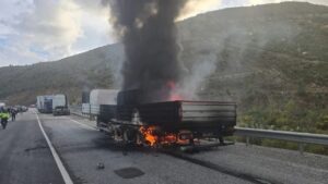 Manavgat’ta mermer yüklü tır alev alev yandı – Birlik Haber Ajansı