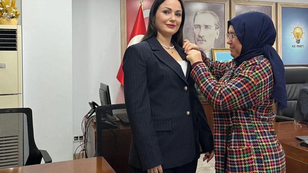 AK Parti’ye Rus asıllı yeni katılım: Rozeti gündüz taktı – Birlik Haber Ajansı