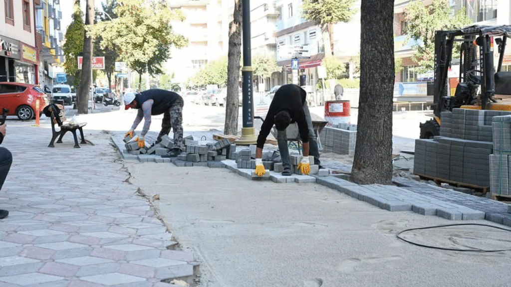 Kaldırımlar aydınlatmalı olarak yenileniyor – Birlik Haber Ajansı