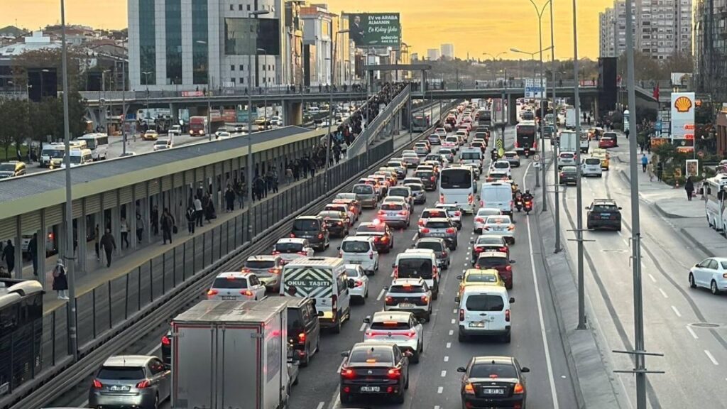 İstanbul trafiği kilitlendi: Yoğunluk yüzde 70’e ulaştı – Birlik Haber Ajansı