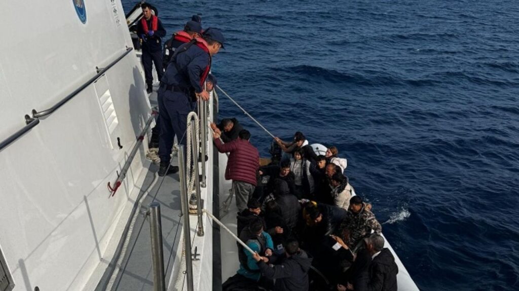 İzmir açıklarında 64 düzensiz göçmen kurtarıldı – Birlik Haber Ajansı