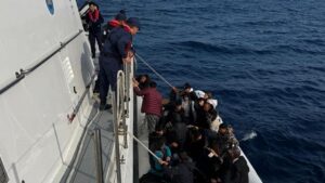 İzmir açıklarında 64 düzensiz göçmen kurtarıldı – Birlik Haber Ajansı