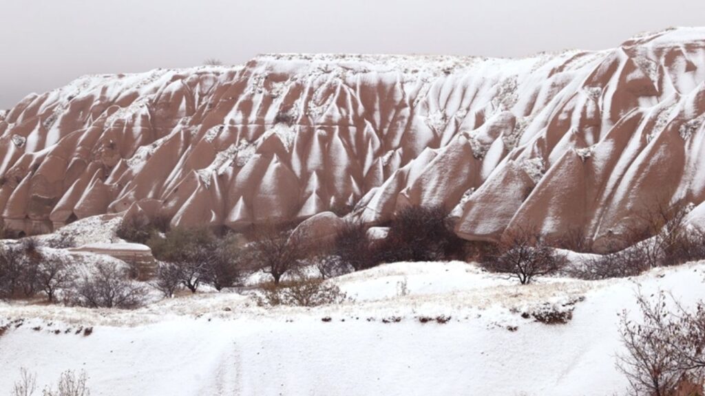 Kapadokya beyaza büründü: Mevsimin ilk karı peribacalarına düştü – Birlik Haber Ajansı