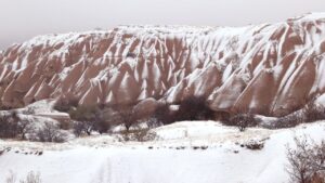 Kapadokya beyaza büründü: Mevsimin ilk karı peribacalarına düştü – Birlik Haber Ajansı