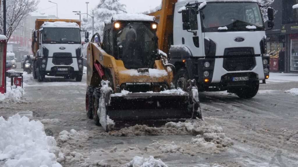 Karla mücadele seferberliği: 18 Bin personel ve 14 bin araç görev başında – Birlik Haber Ajansı