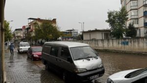 Aydın’da sağanak yağış mahalleyi göle çevirdi – Birlik Haber Ajansı