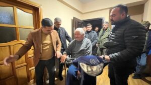 MHP Kars teşkilatı’ndan engelli vatandaşa akülü araç desteği – Birlik Haber Ajansı