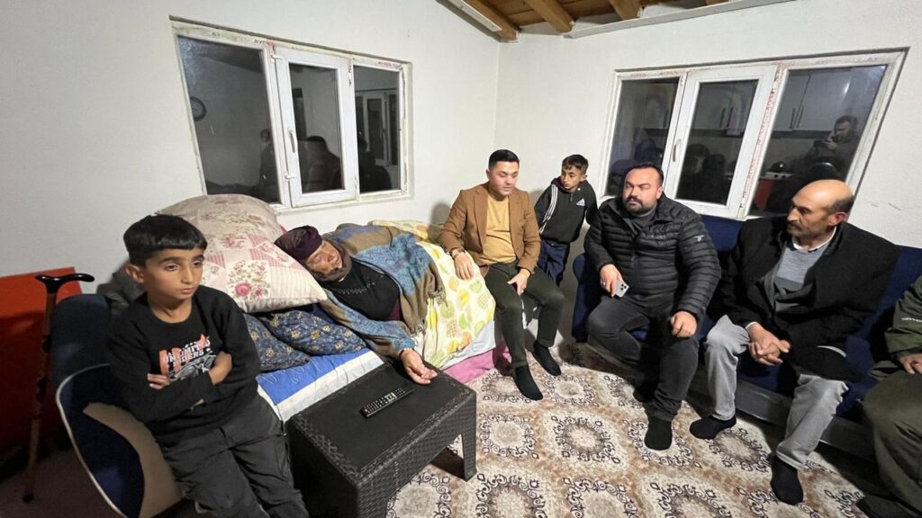 “Hayırlı Günler Komşum, Derdin Derdimizdir” projesi kapsamında Çiçek teyzeye yardım eli uzatıldı – Birlik Haber Ajansı