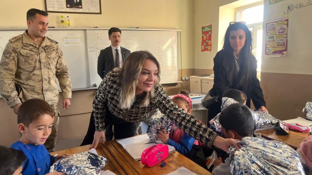 Cumhuriyet Savcısı Kılınç ve Psikolog Uyan’ın ördükleri atkılar, minik öğrencilerin içini ısıttı – Birlik Haber Ajansı