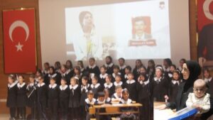 Öğretmenler Günü dolayısıyla yapılan törende Merve öğretmen, kürsüde çocuğuyla konuşma yaptı – Birlik Haber Ajansı