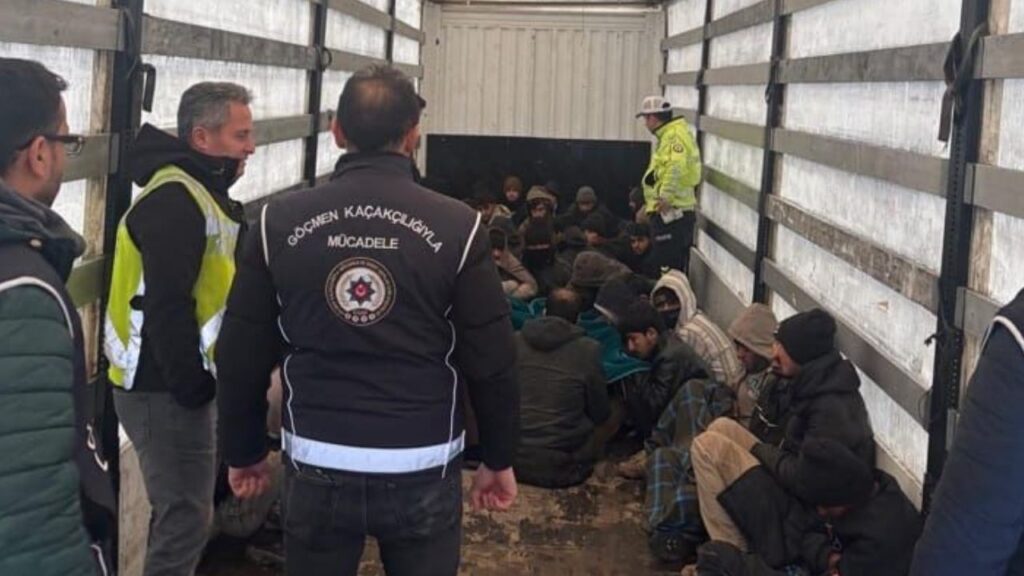 Amasya’da TIR’ın dorsesinden 42 kaçak göçmen çıktı – Birlik Haber Ajansı