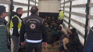 Amasya’da TIR’ın dorsesinden 42 kaçak göçmen çıktı – Birlik Haber Ajansı