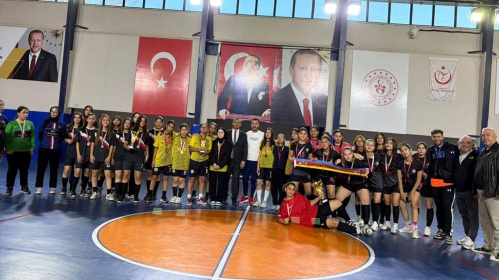 Serik’te Gençler Futsal ilçe birinciliği sona erdi – Birlik Haber Ajansı