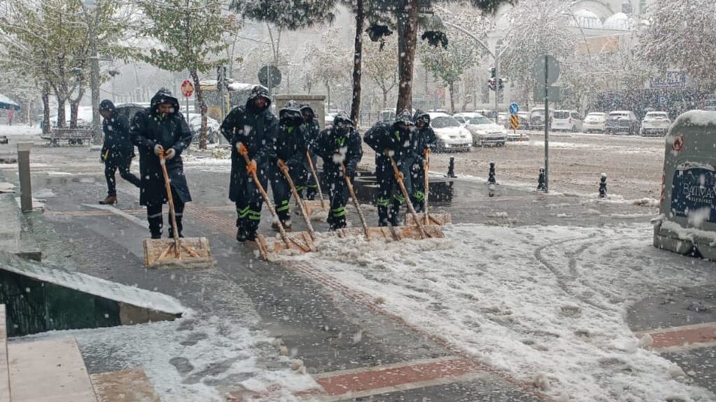 Batman’da karla mücadelede emekçilerin büyük özverisi – Birlik Haber Ajansı