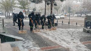 Batman’da karla mücadelede emekçilerin büyük özverisi – Birlik Haber Ajansı