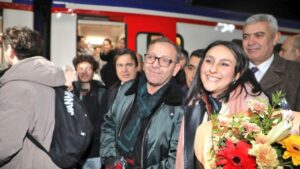 Masalsı yolculukta son durak: Kars’ta çiçekli ve danslı karşılama! – Birlik Haber Ajansı