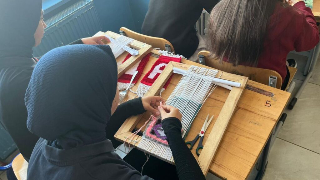 “Kars’ta Liseliler Unutulan Halı Dokuma Sanatını İlmek İlmek Geleceğe Taşıyor” – Birlik Haber Ajansı