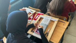 “Kars’ta Liseliler Unutulan Halı Dokuma Sanatını İlmek İlmek Geleceğe Taşıyor” – Birlik Haber Ajansı