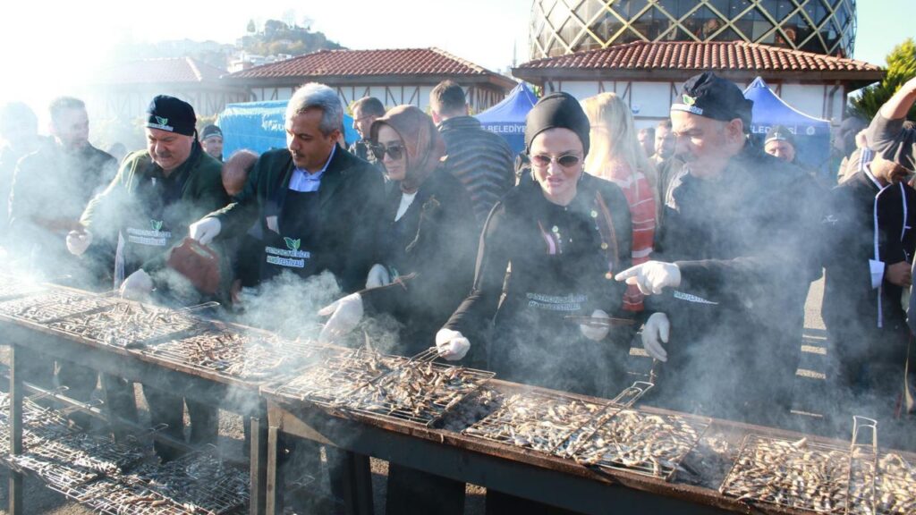 Rize’de düzenlenen “8. Hamsi Festivali”nde katılımcılara 2 ton 53 kilo hamsi ikram edildi – Birlik Haber Ajansı