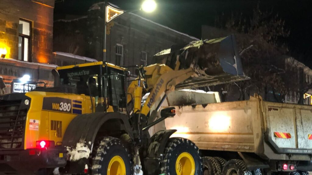 Kars Belediyesi’nden kent genelinde yoğun ve aralıksız karla mücadele – Birlik Haber Ajansı