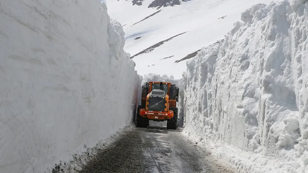 Van’da etkili olan kar yağışı nedeniyle 296 yol ise ulaşıma kapandı – Birlik Haber Ajansı