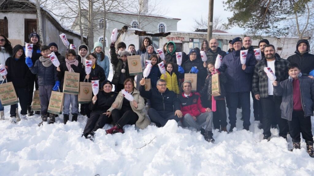 Vali Özarslan, çocuklarla kızak yaptı, kar topu oynadı – Birlik Haber Ajansı