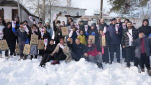 Vali Özarslan, çocuklarla kızak yaptı, kar topu oynadı – Birlik Haber Ajansı