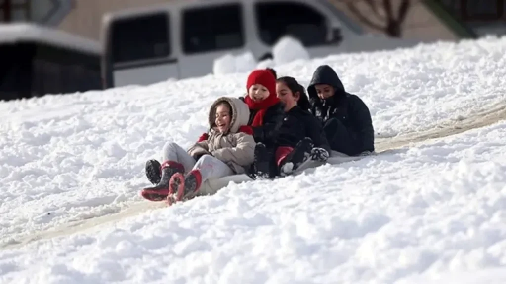 Adana'nın 3 ilçesinde eğitime kar engeli…