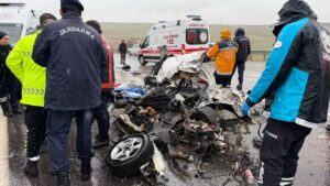 Adıyaman’da feci kazada otomobil kağıt gibi ezildi: 3 ölü, 1 yaralı – Birlik Haber Ajansı