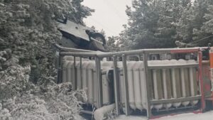 Kastamonu Bozkurt’ta doğal gaz tüpleri taşıyan tır devrildi – Birlik Haber Ajansı