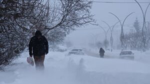 Sivas-Kayseri kara yolu kar ve tipi nedeniyle ulaşıma kapatıldı
