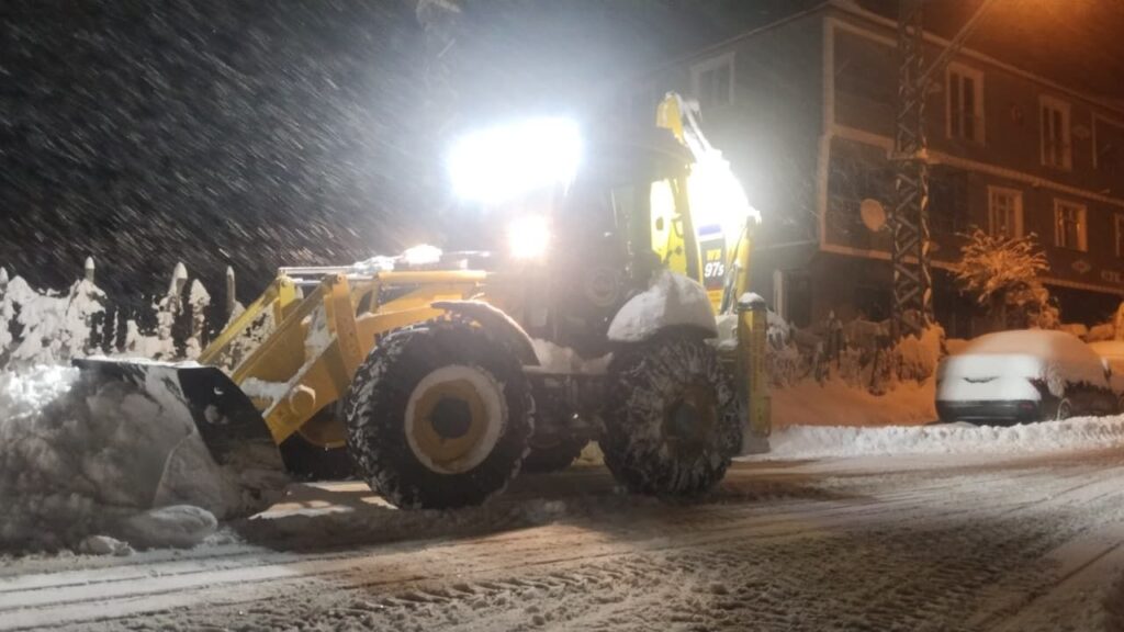 Bir günde 457 mahalle yolu ulaşıma açıldı