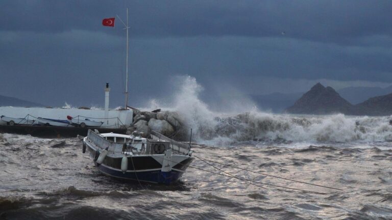 Kaş’ta şiddetli fırtına etkili oldu: Ağaçlar devrildi, okul çatısı zarar gördü – Birlik Haber Ajansı