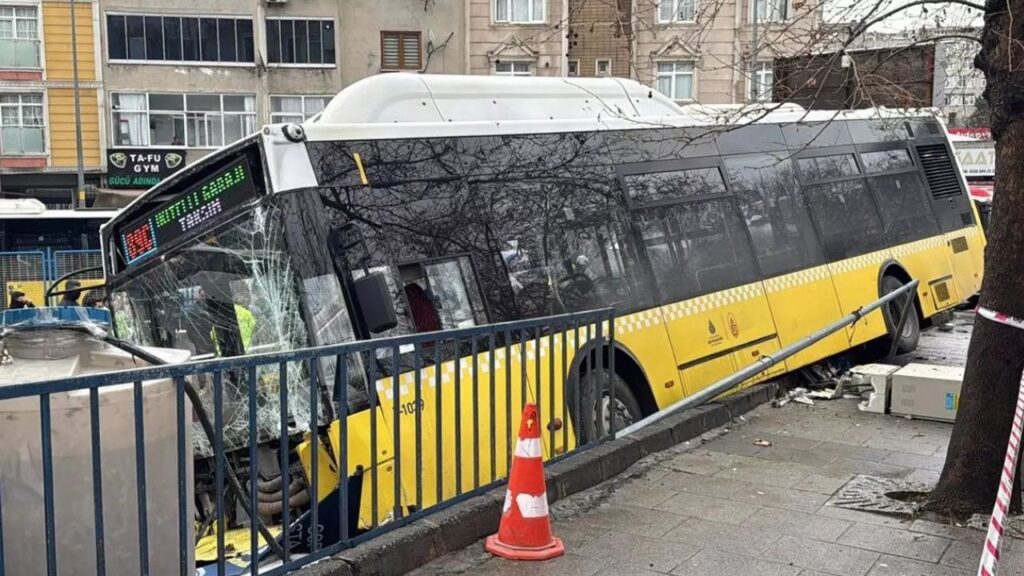 Esenler’de kontrolden çıkan İETT otobüsü otoparka daldı – Birlik Haber Ajansı