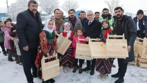 Çocuklara el yapımı geleneksel tahta kızak hediye edildi – Birlik Haber Ajansı