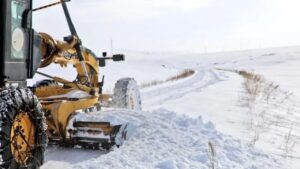 Kars’ta kar kaplanlarının yoğun kar mesaisinde köy yolları açıldı – Birlik Haber Ajansı